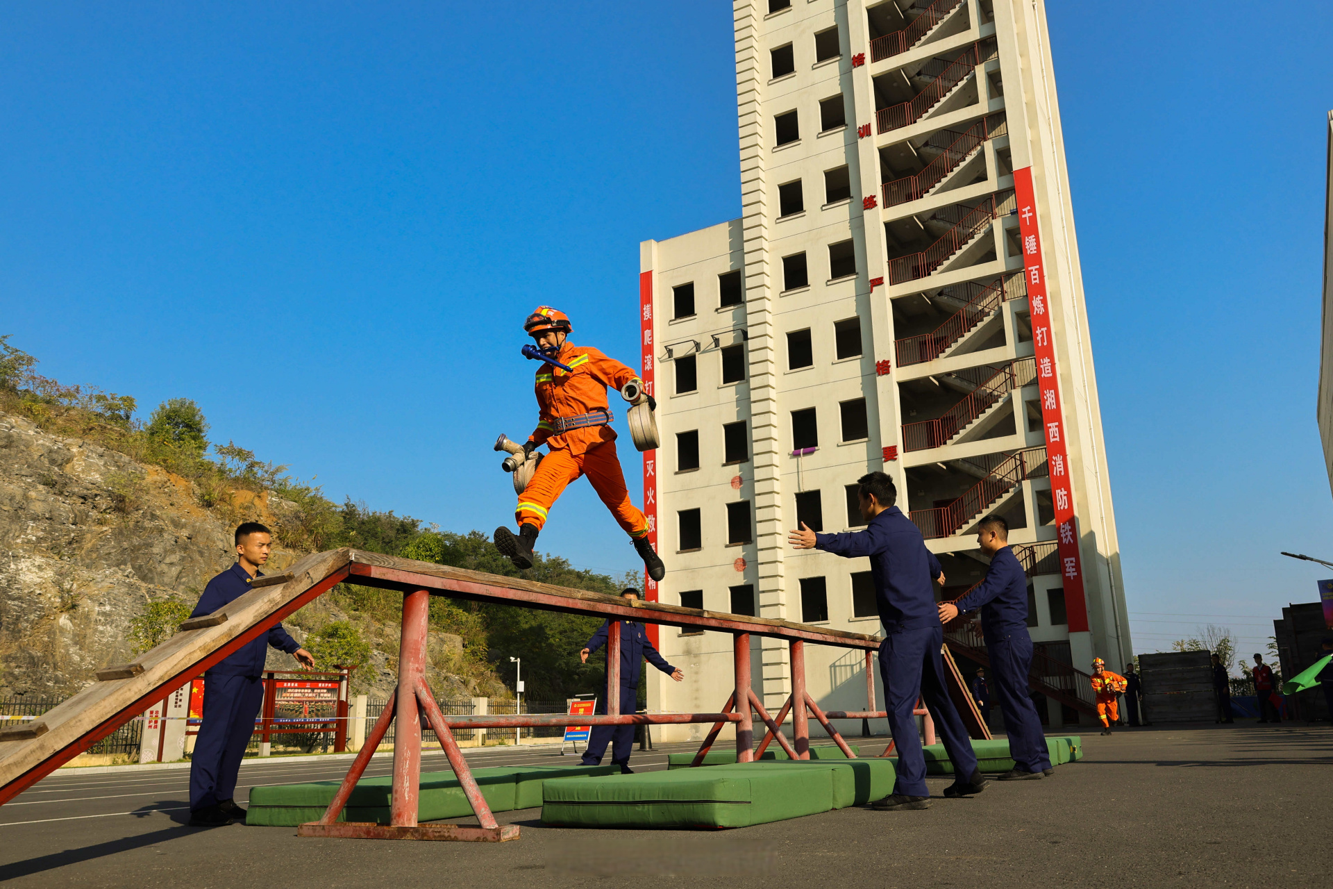 半岛体育APP-饱满的精神状态和昂扬的斗志迎接新的挑战