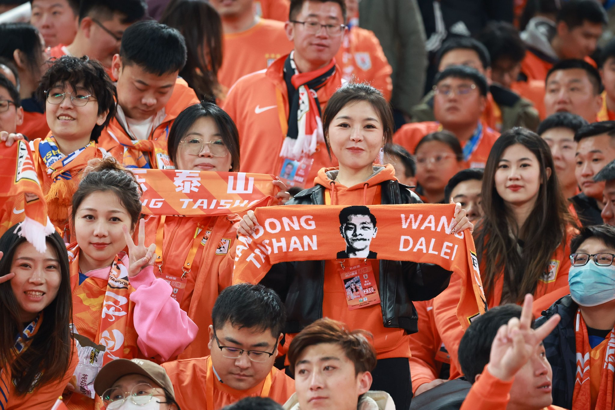 观众热捧选手风采,活动人气高涨怎么形容
